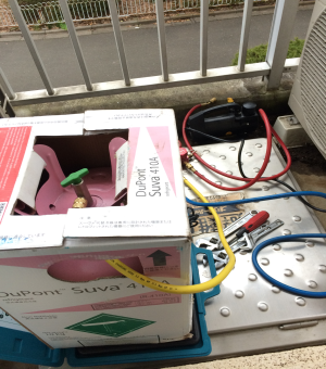 冷媒ガス入れ修理