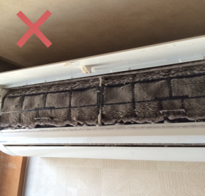 ホコリが溜まったエアコン